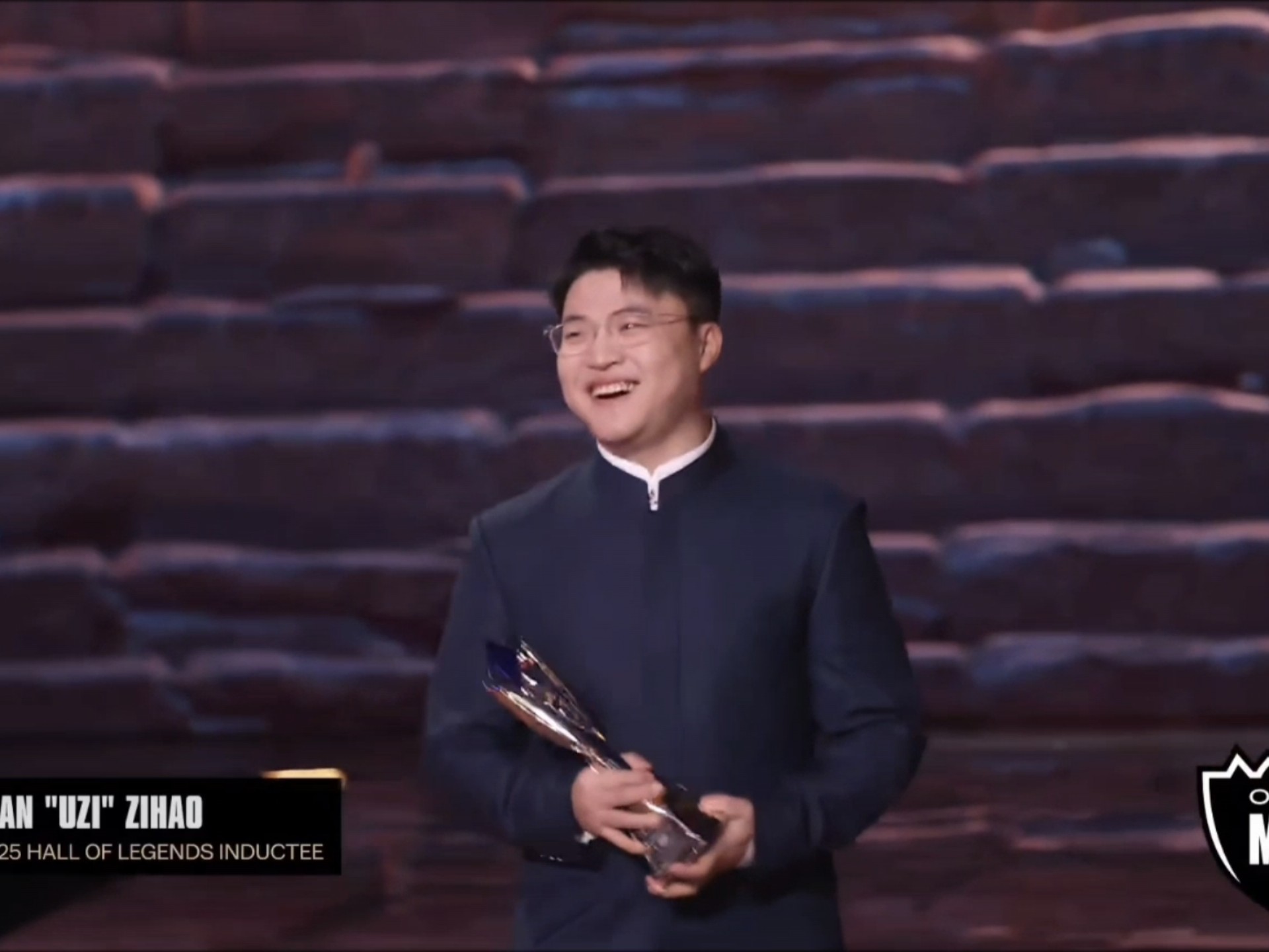 爱游戏-Uzi回归赛场，比分优势明显首场状态亮眼，热火观众沸腾！的简单介绍