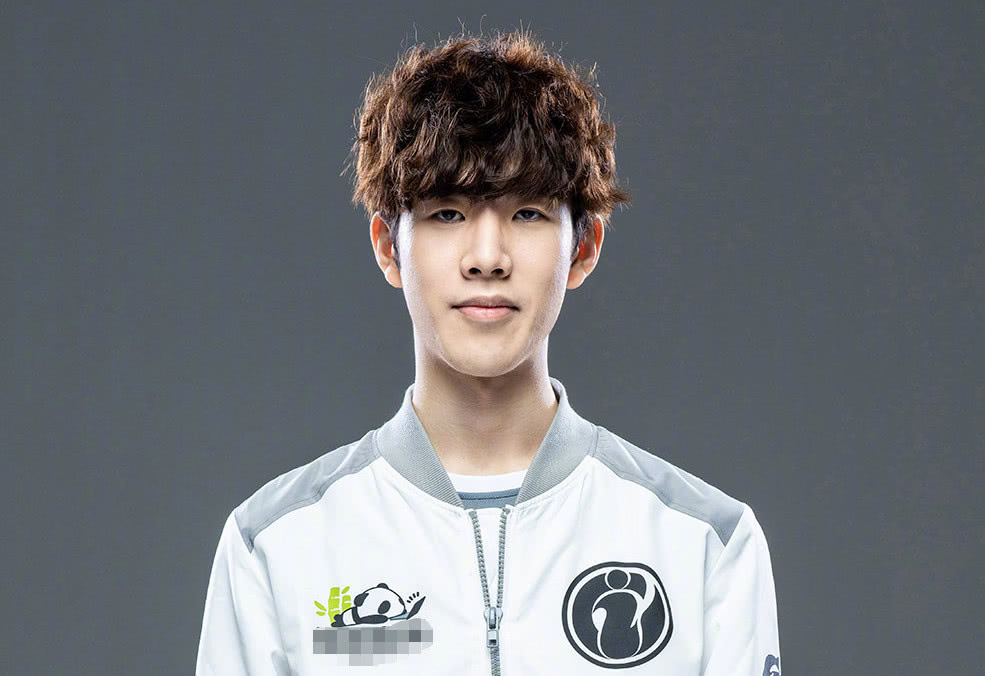 爱游戏- 哈兰德和曼联 